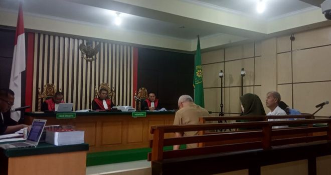 Pegawai dan mantan bendahara sekolah Yayasan Pengabdian Bagimu Negeri dihadirkan dalam sidang kasus Korupsi yang melibatkan Santi Wirda.

