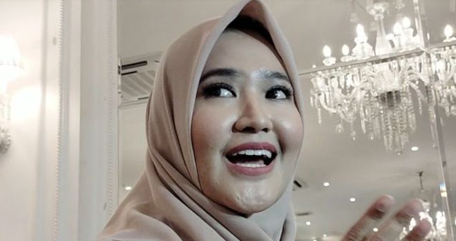 Lisya Nurrahmi, istri Tommy Kurniawan menceritakan perkembangan buah hatinya. Sibuk mengurusi si kecil, dia dan Tommy Kurniawan jadi jarang nonton bareng ke bioskop. 