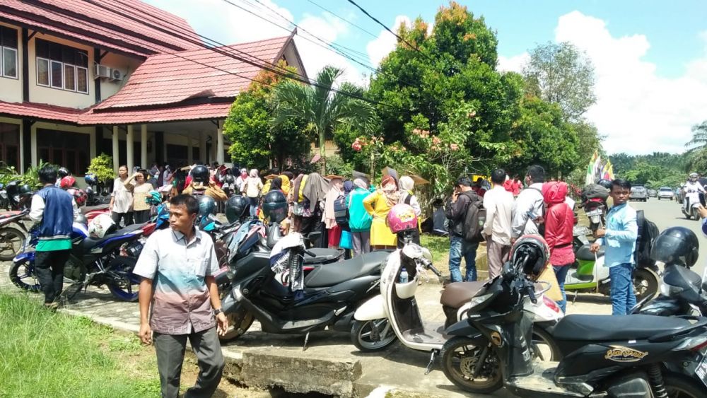 Antrian Panjang, Peserta CPNS Penuhi Kantor BKPSDMD.

