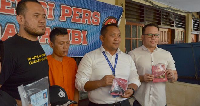 Seorang Polisi gadungan yang memiliki senpi dan diciduk oleh Ditreskrimum Polda Jambi.

