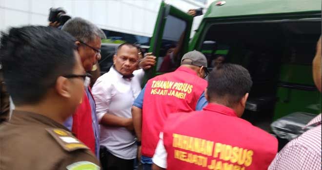 Tiga orang tersangka yang ditetapkan yakni Hermatoni selaku Pejabat Pembuat Komitmen (PPK), John Simbolon selaku Direktur PT Lambok Ulina, serta Iskandar Zulkarnain selaku kuasa Direktut PT Lambok Ulina.