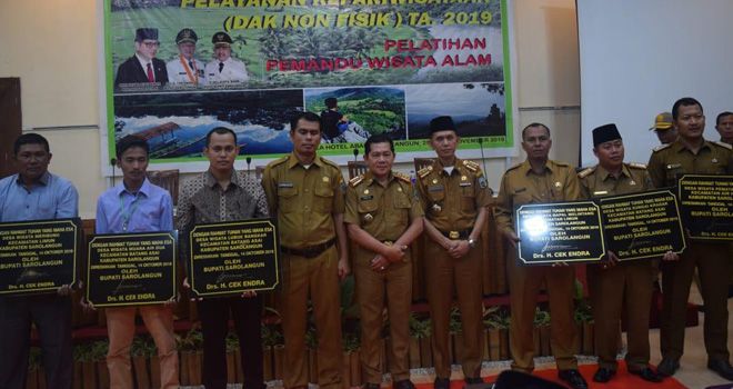 Usai Penyerahan prasasti untuk desa wisata, staf ahli, foto bersama pada acara pelaksanaan pelatihan Pemandu wisata alam yang digelar di ruang aula Hotel Abadi Sarolangun, Senin (25/11).