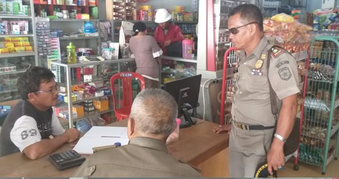 Semua warung sembako dan minimarket dilakukan pemeriksaan oleh belasan petugas Pol PP berseragam lengkap.