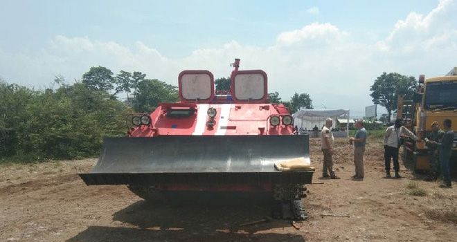 Tank buatan PT Pindad dilakukan uji coba di Sigobing, Kabupaten Garut.
