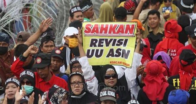 Massa honorer K2 menggelar aksi unju rasa di depan Istana Negara.