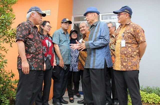 Pendiri Ciputra Group Ir Ciputra (kedua dari kanan) bersama Menteri PUPR Basuki Hadimuljono dan Menhub Budi Karya Sumadi saat meresmikan Perumahan Citra Maja Raya, Sabtu (18/11/2017).