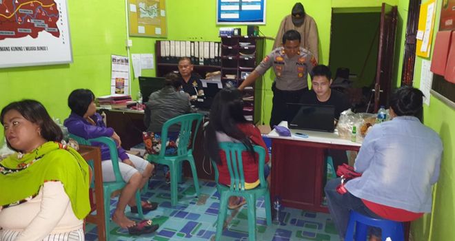 Empat orang diduga PSK dan satu mucikari yangt berhasil diamankan dalam sebuah Operasi Pekat 2019 digiring ke Polsek Tebo Tengah.