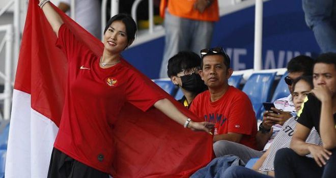 
Miyabi alias Maria Ozawa ketika memberikan dukungan kepada Indonesia U-23 melawan Thailand U-23. 


