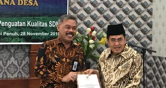 Wali Kota Sungai Penuh, H. Asafri Jaya Bakri (AJB), saat menerima Dipa dari Kepala Kantor Wilayah Ditjen Perbendaharaan Provinsi Jambi, Supendi, di Kantor KPPN.
