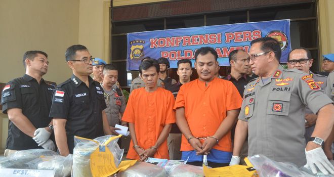 Tersangka kurir narkoba asal Malaysia yang diamankan petugas baru-baru ini. Untuk mengungkap kasus narkoba ini, Diresnarkoba Polda Jambi akan memburu Bandar narkoba tersebut hingga ke Malaysia.



