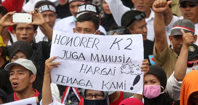 Masa Honorer K2 menggelar aksi damai didepan Istana Merdeka, Jakarta, Selasa (30/10). Mereka menuntut agar diangkat menjadi PNS.
