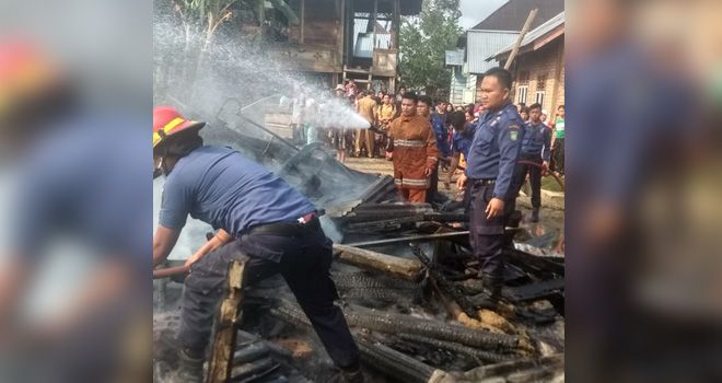 Dua rumah semi permanen di Bungo rata dengan tangan setelah diamuk oleh sijago merah, beruntung tidak ada korban jiwa dalam kejadian ini.

