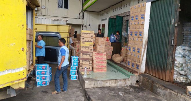 Gudang sembako di wilayah Kenali Asam Bawah, Kecamatan Kota Baru disegel Satpol PP (2/12) karena tidak memiliki izin.

