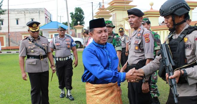 Kapolda Jambi Irjen Pol Drs Muchlis AS, MH Ambil Apel Sat Gas Illegal Drilling di Polres Batanghari.