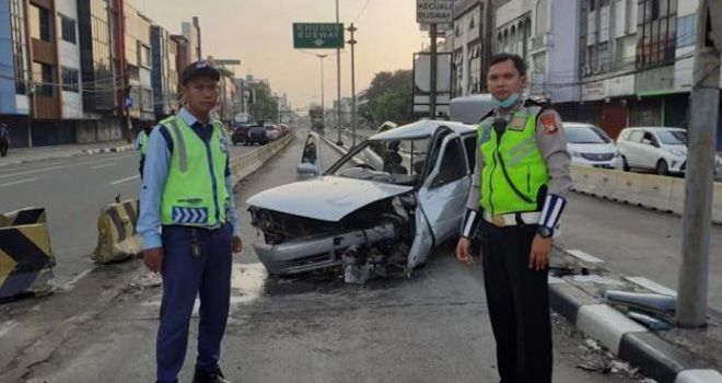 Sebuah Mobil jenis sedan dengan plat nomor B 1946 VW menabrak separator di Jalan Biak, Jakarta Pusat.