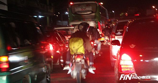 Sejumlah kendaraan pemudik melintas di jalur selatan, kawasan Nagreg, Jawa Barat, Minggu dini hari (2/5/2019). Beberapa titik rawan kemacetan seperti Nagrek, Malangbong dan Gentong terlihat lancar walaupun sedikit tersendat. Masyarakat yang akan mudik dengan melintasi jalur selatan Jawa Barat diminta waspada. Sebab selain jalan yang berliku, ruas yang dilintasi pemudik rawan kecelakaan. 