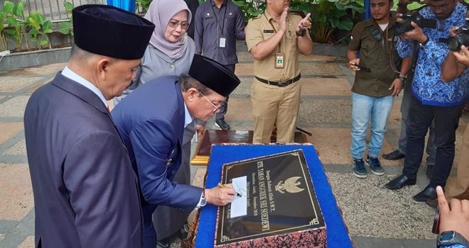 Gubernur Jambi Fachrori Umar meresmikan Ruang Terbuka Hijau (RTH) Taman Anggrek Sri Soedewi, Selasa (3/12). 