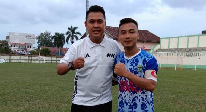 Sekretaris Askap PSSI Kerinci Heri Kiswanto bersama Kapten PS Kerinci di turnamen Pra Porprov Jambi beberapa waktu lalu.