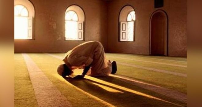 Munafik Dalam Melakukan Shalat.