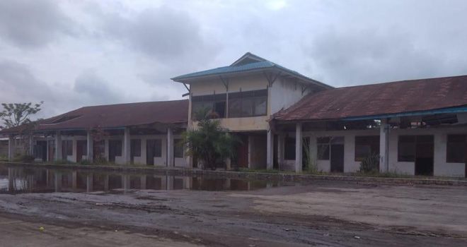 Terminal yang berada di Jalan Prof Sri Soedewi, MS, SH ini, bangunan dibagian atap nya sudah banyak mengalami kerusakan.
