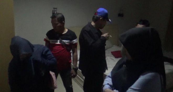 Petugas dari Polda Jambi saat melakukan razia di sejumlah hotel melati dalam Kota Jambi. Dari razia ini diamankan lima pasang diduga mesum.