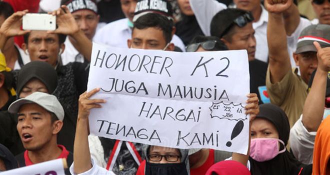Massa Honorer K2 menggelar aksi damai di ddpan Istana Merdeka, Jakarta, Selasa (30/10). Mereka Menuntut agar diangkat menjadi PNS.

