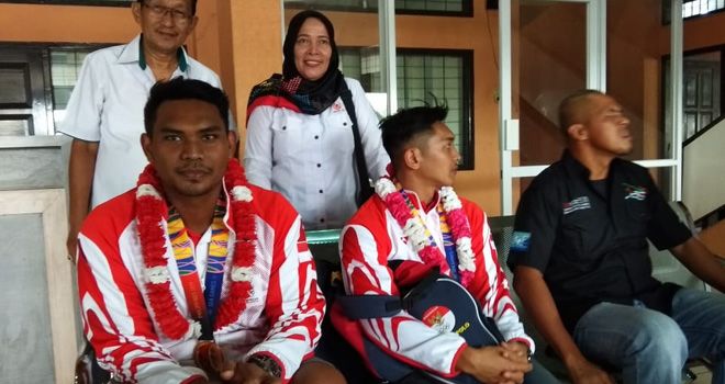 Dua atlet Jambi peraih medali emas di SEA Games 30 tahun 2019 di Filipina, mendarat di Bandara Sultan Thaha Jambi, Rabu (4/12).