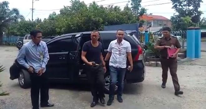 Usai diperiksa oleh Kejari Tebo, Kadis PMD Tebo langsung ditahan dan digiring ke LP Kelas IIB Tebo.


