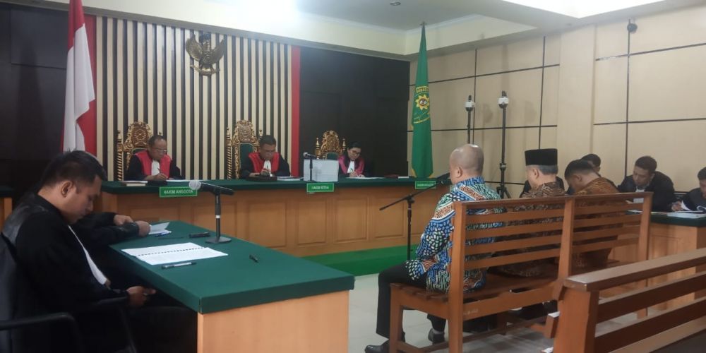 Sidang perdana dengan agenda pembacaan surat dakwaan, mereka adalah Supardi Nurzain, Elhelwi dan Gusrizal, Kamis (5/12) di pengadilan Tipikor Jambi.