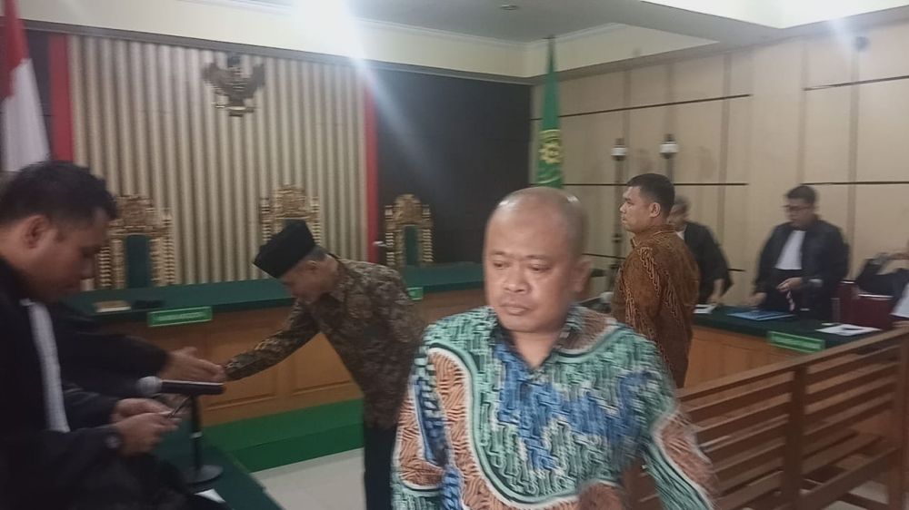 Sidang perdana dengan agenda pembacaan surat dakwaan, mereka adalah Supardi Nurzain, Elhelwi dan Gusrizal, Kamis (5/12) di pengadilan Tipikor Jambi.