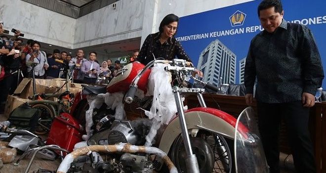Menteri BUMN Erick Thohir dan Menteri Keuangan Sri Mulyani dalam konferensi pers motor Harley Davidson milik Dirut Garuda Indonesia, I Gusti Ngurah Askhara Danadiputra alias Ari Askhara. 