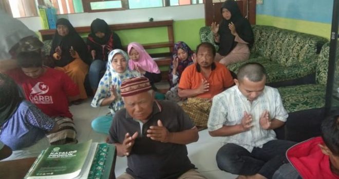 IStimewa PENGOBATAN.Beberapa orang sedang mengikuti pengobatan jiwa di Klinik Pengobatan Alternatif Rumah Solusi Himatera Indonesia (RSHI) Cigugur beberapa waktu lalu.
