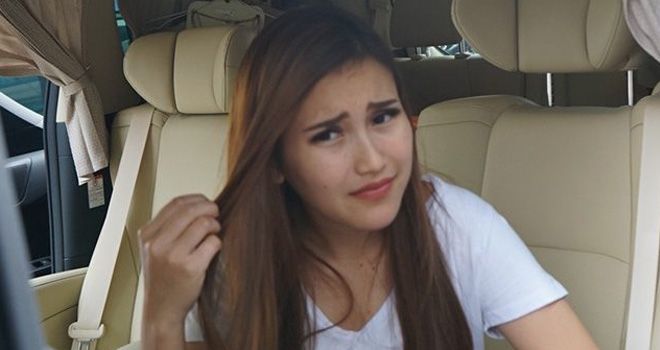 Ayu Ting Ting mengatakan sudah mewanti-wanti kepada ibunya untuk berhati-hati dalam menggunakan media sosial. Namun, menurutnya, ibunya baik-baik saja meski di-bully netizen.
