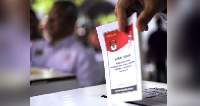 
Komisi Pemilihan Umum (KPU) menggelar Simulasi pencoblosan Surat Suara Pemilu 2019 yang akan datang, di halaman parkir KPU, Jakarta, (12/3/2019).Komisi Pemilihan Umum (KPU), menjelaskan beberapa surat suara yang terbagi 5(Lima) macam surat suara yaitu calon DPRD kabupaten/kota, DPRD provinsi, calon DPR RI dan calon DPD serta pasangan calon presiden dan wakil presiden, dan lima kotak suara. 