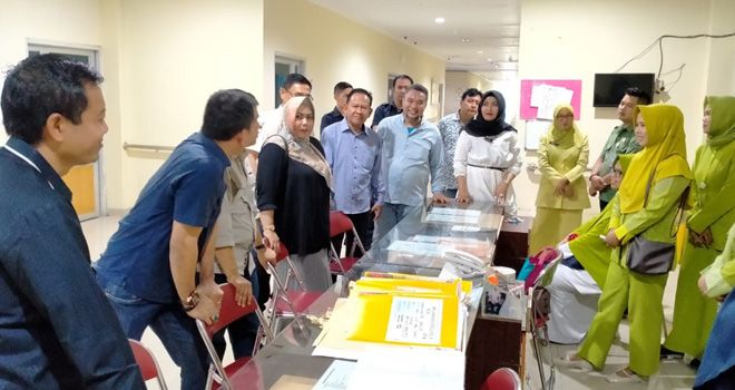 Ketua Komisi IV DPRD Provinsi Jambi, M Khairil dalam sidak itu turun bersama Wakil Ketua dan Sekretaris Komisi IV, Nurhayati dan Ririn Novianti serta anggotanya yakni Apriodito, Khafid Moein, Supriyanto, Nur Tri Kadarini. Tampak juga Drg Iwan, Plt Direktur Rumah Sakit ikut mendampingi Sidak tersebut.

