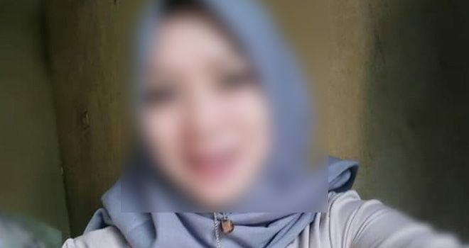 Wety Anggraini ketika masih hidup. Ia ditemukan tewas gantung diri dalam rumahnya sendiri.