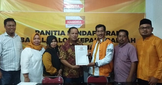 Jumat (6/12), Fachrori Umar yang diwakili oleh Tim Keluarga dikomandoi Miftahul Iklas disambut langsung oleh Ketua Tim Penjaringan DPD Partai Hanura Provinsi Jambi Budimansyah.