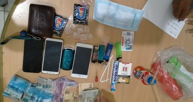 Sepasang kekasih diamankan petugas saat Operasi Pekat, karena memiliki tujuh paket kecil sabu bersama barang bukti lainnya.