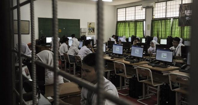 Sejumlah siswa mengikuti Ujian Berbasis Komuter (UNBK) di Sekolah Menengah Kejuruan Negri 50 Jakarta, Senin (25/3/2019). Peserta UNBK pada tahun ini meningkat menjadi 91 persen dari total peserta ujian nasional yang terdiri dari 1.515.986 peserta siswa SMK 13.305 Sekolah. 
