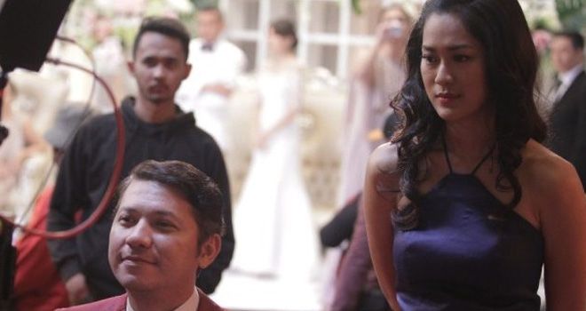 Salah satu adegan syuting saat scene Gading Marten bersama Prisia Nasution di film Temen Kondangan. 
