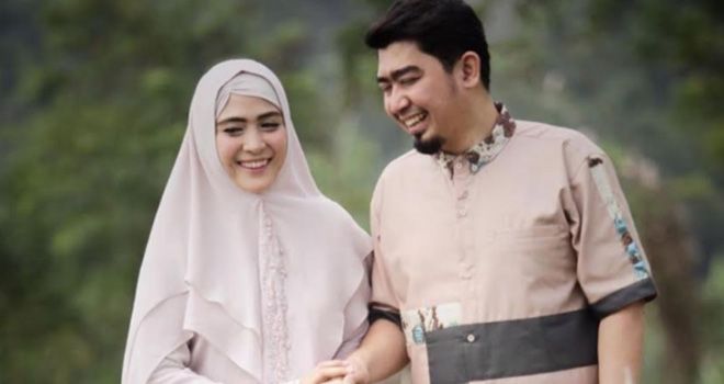 Potret kebersamaan Ustad Solmed dan April Jasmine./Instagram April Jasmine.
