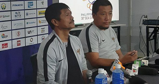 Pelatih timnas Indonesia Indra Sjafri (kiri) dalam jumpa pers jelang final sepak bola putra SEA Games 2019.
