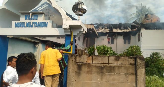 Kebakaran rumah di belakang Polda Jambi Kelurahan Thehok, Kecamatan Jambi Selatan, Kota Jambi, Senin (9/12) 