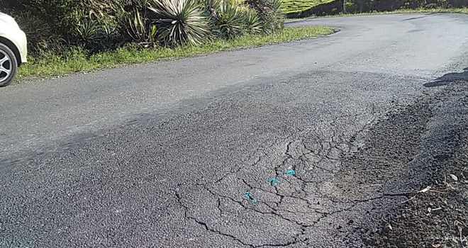 Pembangunan Jalan Nasional Sungai Penuh-Leter W, yang baru dikerjakan PT Aurora Mitra, kini sudah retak.