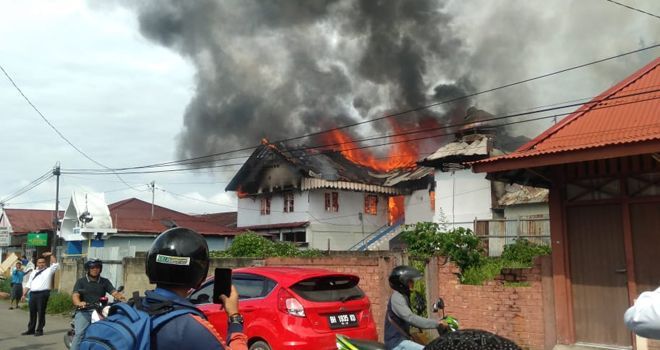 Kebakaran rumah berlantai dua di kawasan Jalan Jenderal Sudirman RT. 09 lorong ranjang, kecamatan Jambi Selatan.