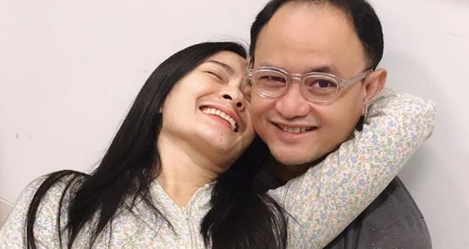 Iis Dahlia dan suaminya, Satrio Dewandono.