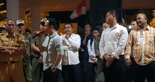 Masyarakat Mandiangin Geruduk Kantor Bupati Hingga Malam Hari.