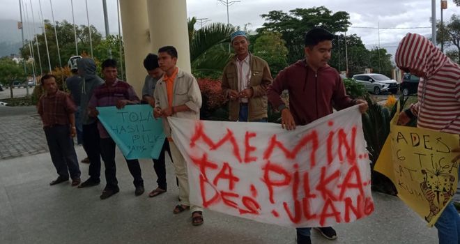 Warga Simpang Tiga Aksi di Kantor Wako Sungai Penuh.