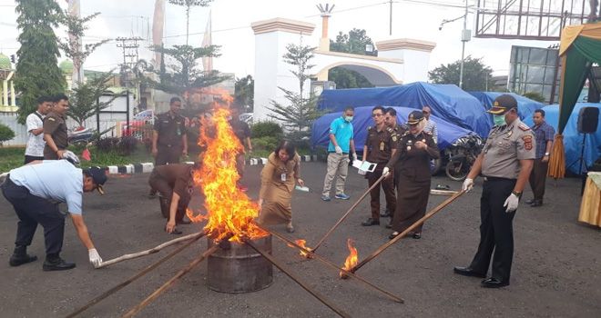 Kejari Batanghari memusnahkan sejumlah barang bukti dari hasil tindak pidana umum yang sudah berkekuatan hukum tetap

