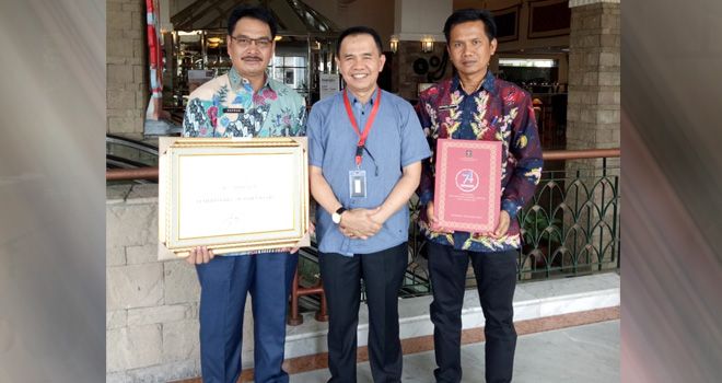 Penghargaan Kabupaten peduli HAM tersebut diserahkan oleh Dirjen Menteri Hukum dan HAM, kepada Bupati Kerinci, Adirozal di Jakarta, Selasa (12/12/2019).